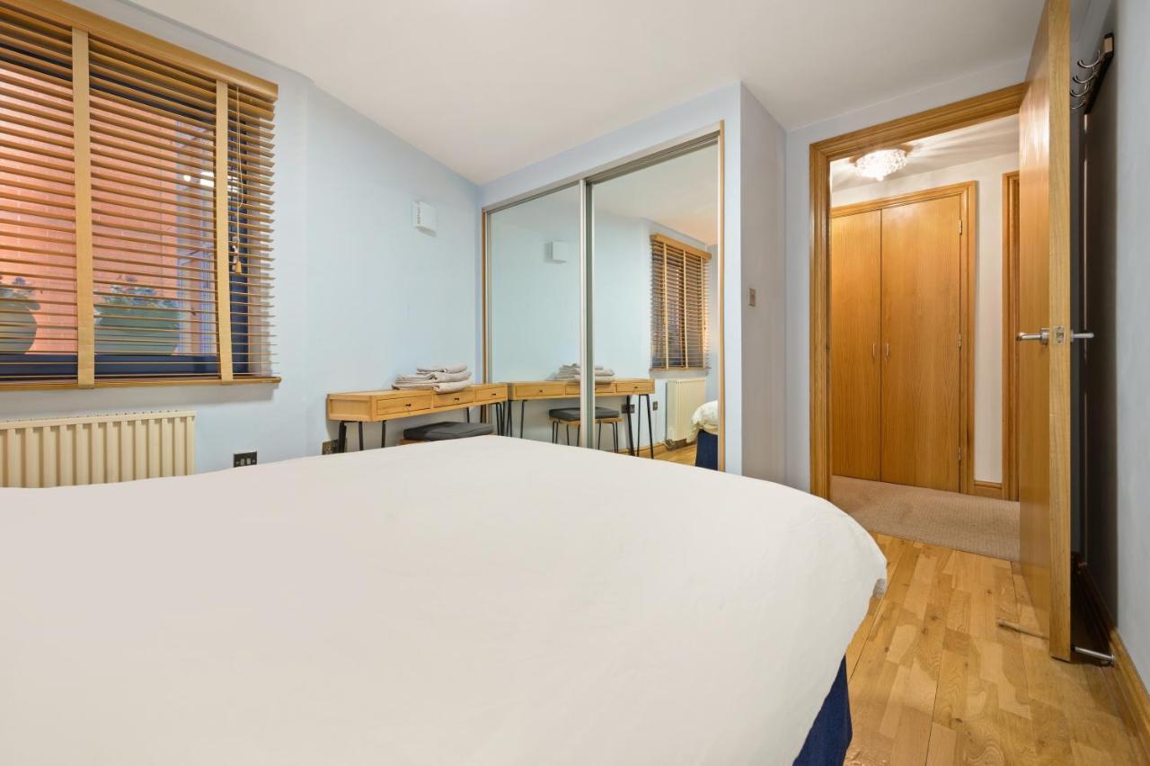 Lovely 2 Double Bedroom Flat With Patio Manchester Exterior photo