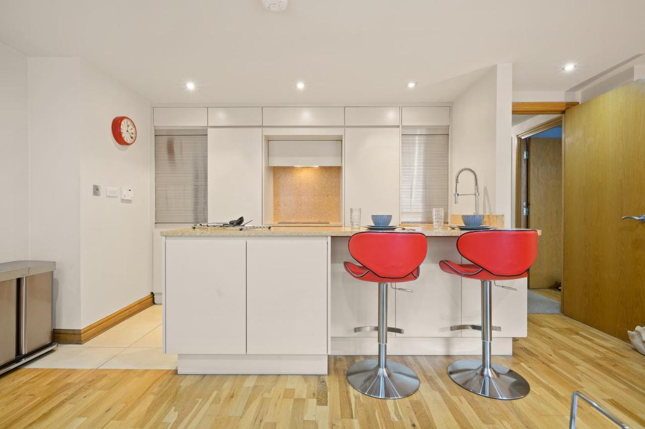 Lovely 2 Double Bedroom Flat With Patio Manchester Exterior photo