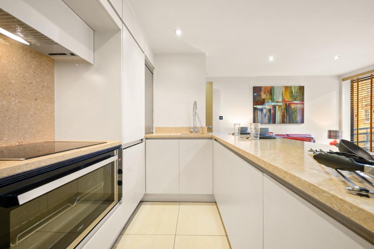 Lovely 2 Double Bedroom Flat With Patio Manchester Exterior photo